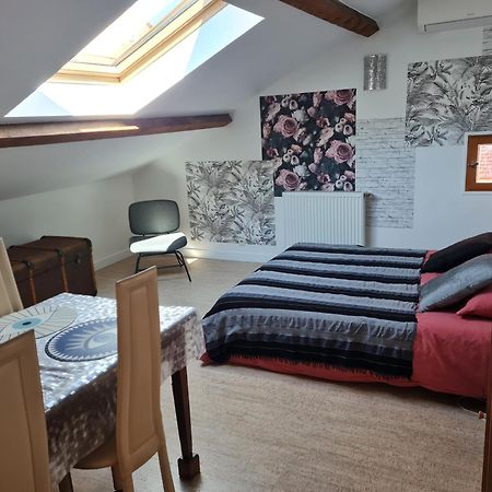 Espace Beleverte Bussiere 1 Tamaris Appartement Meuble De 2 Chambres Oullins Luaran gambar